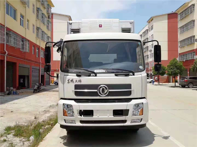 東風(fēng)天錦7.4米畜禽運(yùn)輸車