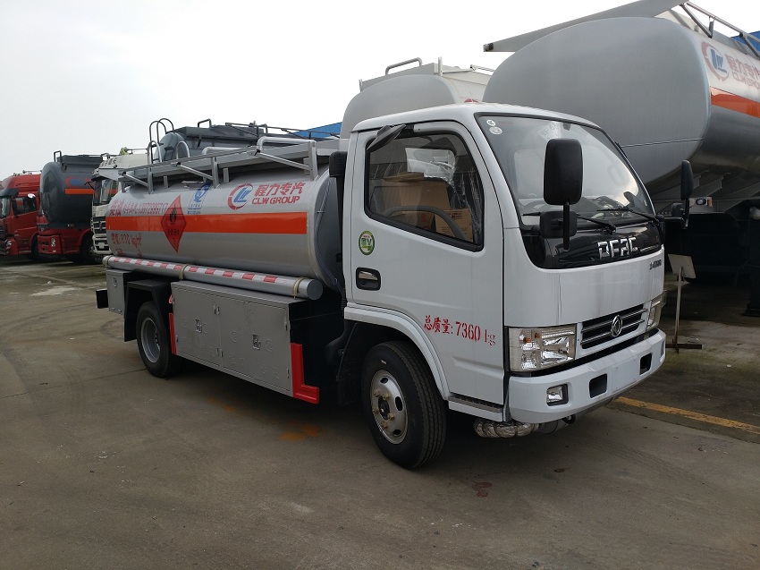 東風(fēng)多利卡5噸油罐車(chē)正側(cè)面圖片