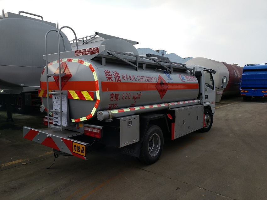 東風(fēng)多利卡5噸油罐車(chē)尾部圖片